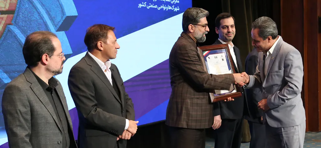 الدكتور أشرفي، الرئيس التنفيذي لمجمع "ألبرز أبهر" الصناعي-التصنيعي، يحصل على شهادة SME100.